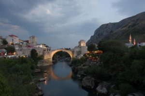 Mostar, rekonstruierte Türkenbrücke über die Neretva